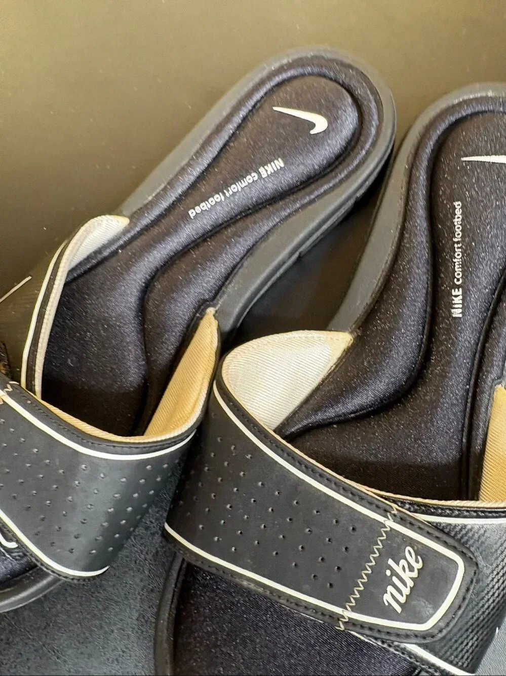 NIKE COMFORT FOOTBED, BLACK & WHITE FLIP FLOP SANDALS WITH ADJUSTABLE STRAPS SIZ